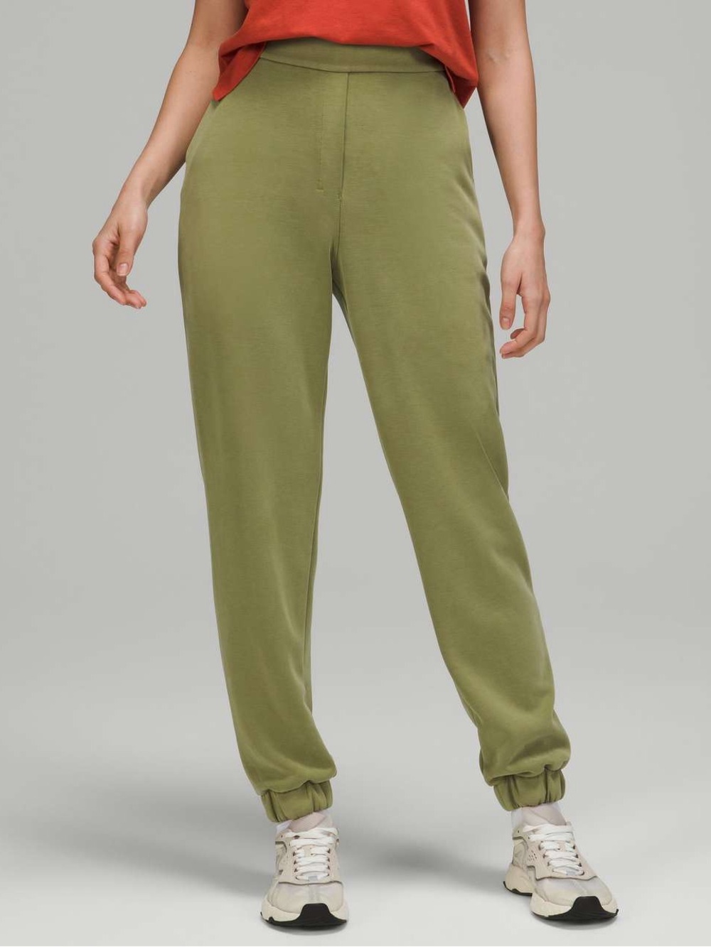 Lululemon Softstreme Relaxed High-Rise Pant
Bronze Green SZ 4
